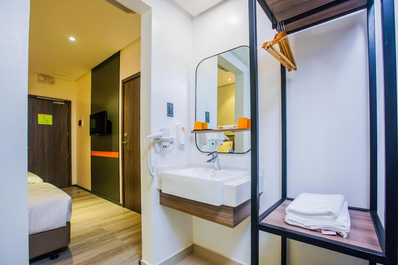 Go Hotels Plus Naga Esterno foto